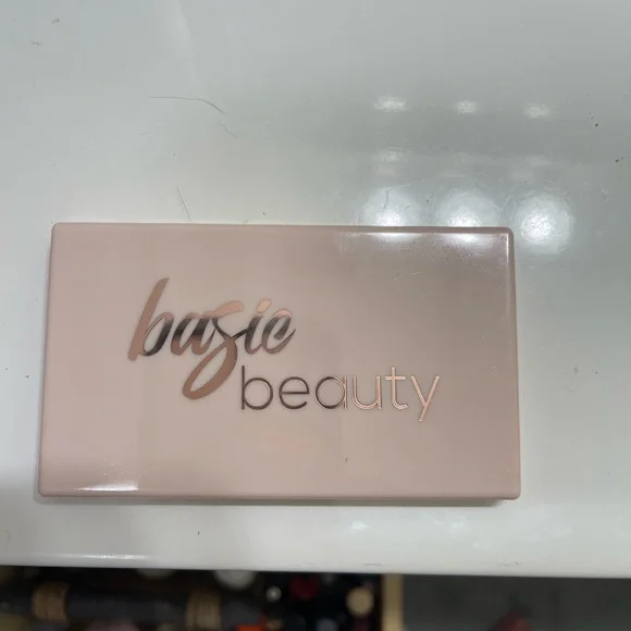 Amazing Makeup Bundle - Picture 6 of 6